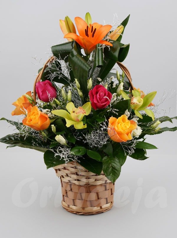Ljiljan narandžasti, orhideje i ruže u korpi